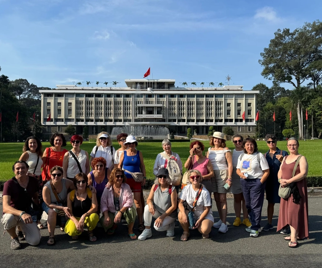 Bilingual street signs in HCM City