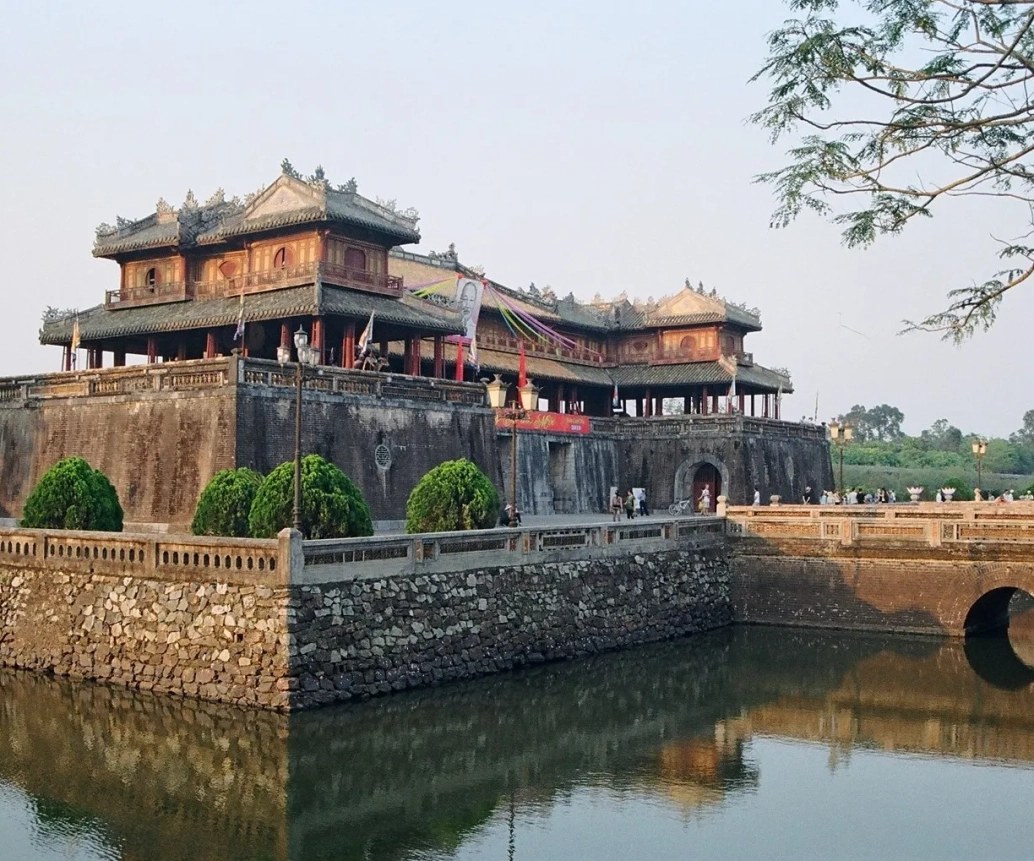 Hue plans audio guides, free Wi-Fi for tourists.