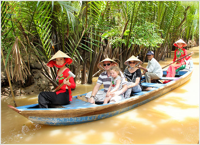 Inside a Ba Lá Boat Experience at Thới Sơn Islet
