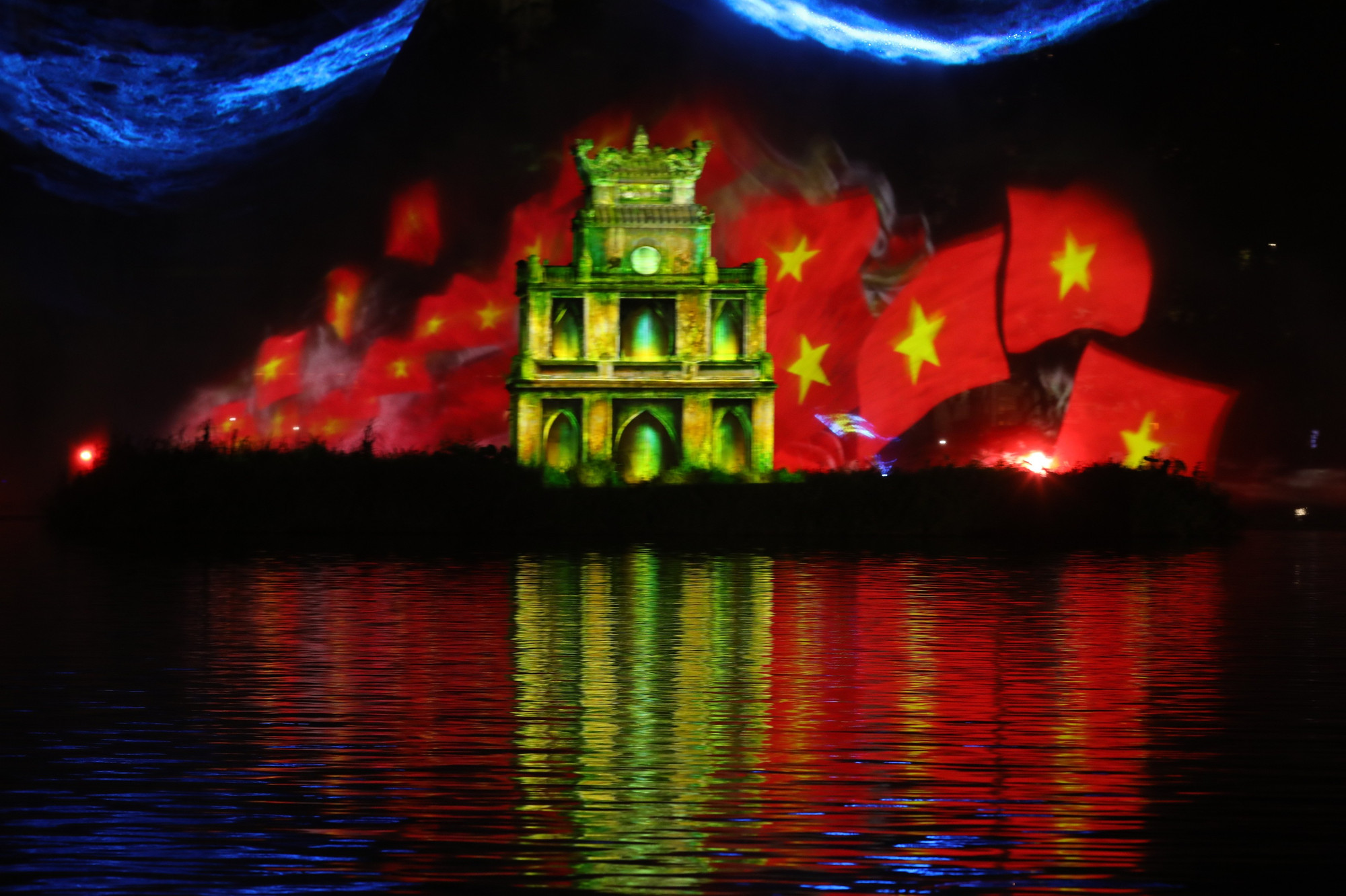 Hanoi night tours - 3D mapping 